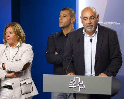 Pastor, en el Parlamento; detrás, Oscar Rodríguez.