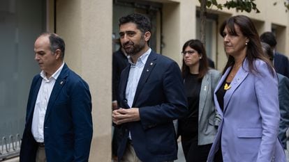 Los líderes de Junts, Jordi Turull (izquierda), Jordi Puigneró y Laura Borràs, a su llegada el jueves a la sede del partido.