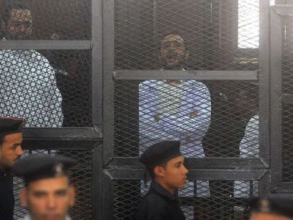 Mohamed Adel (i), Ahmed Douma (c) y Ahmed Maher (d) en la corte de El Cairo, el domingo. 