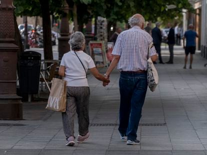 Una pareja de jubilados paseaba por las calles de Sevilla el pasado octubre.