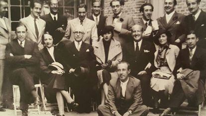 De izquierda a derecha, de pie: Miguel Hern&aacute;ndez, Leopoldo Panero, Luis Rosales, Antonio Espona, Luis Felipe Vivancos. J. F. Montesinos, Arturo Serrano Plaja, Pablo Neruda y Juan Panero. Sentados: Pedro Salinas, Mar&iacute;a Zambrano, Enrique D&iacute;ez- Canedo, Concha Albornoz, Vicente Aleixandre, Delia del Carril y Jos&eacute; Bergam&iacute;n. En el suelo, Gerardo Diego.