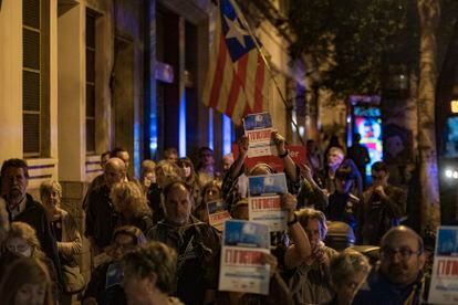 Concentración independentista en la noche del viernes en un instituto de Barcelona en el que se pusieron urnas el 1-O.