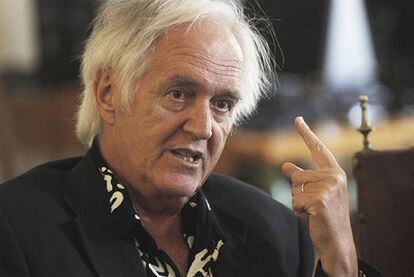 Henning Mankell, durante la rueda de prensa en el Instituto Rosalía de Castro al recibir el premio San Juan de Clemente.