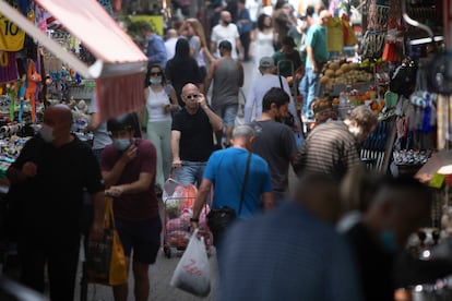 Ambiente en un mercado en Tel Aviv, este domingo.