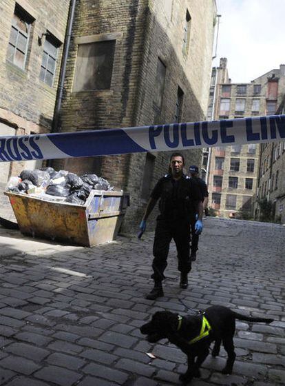 La policía inspecciona un callejón en Bradford.