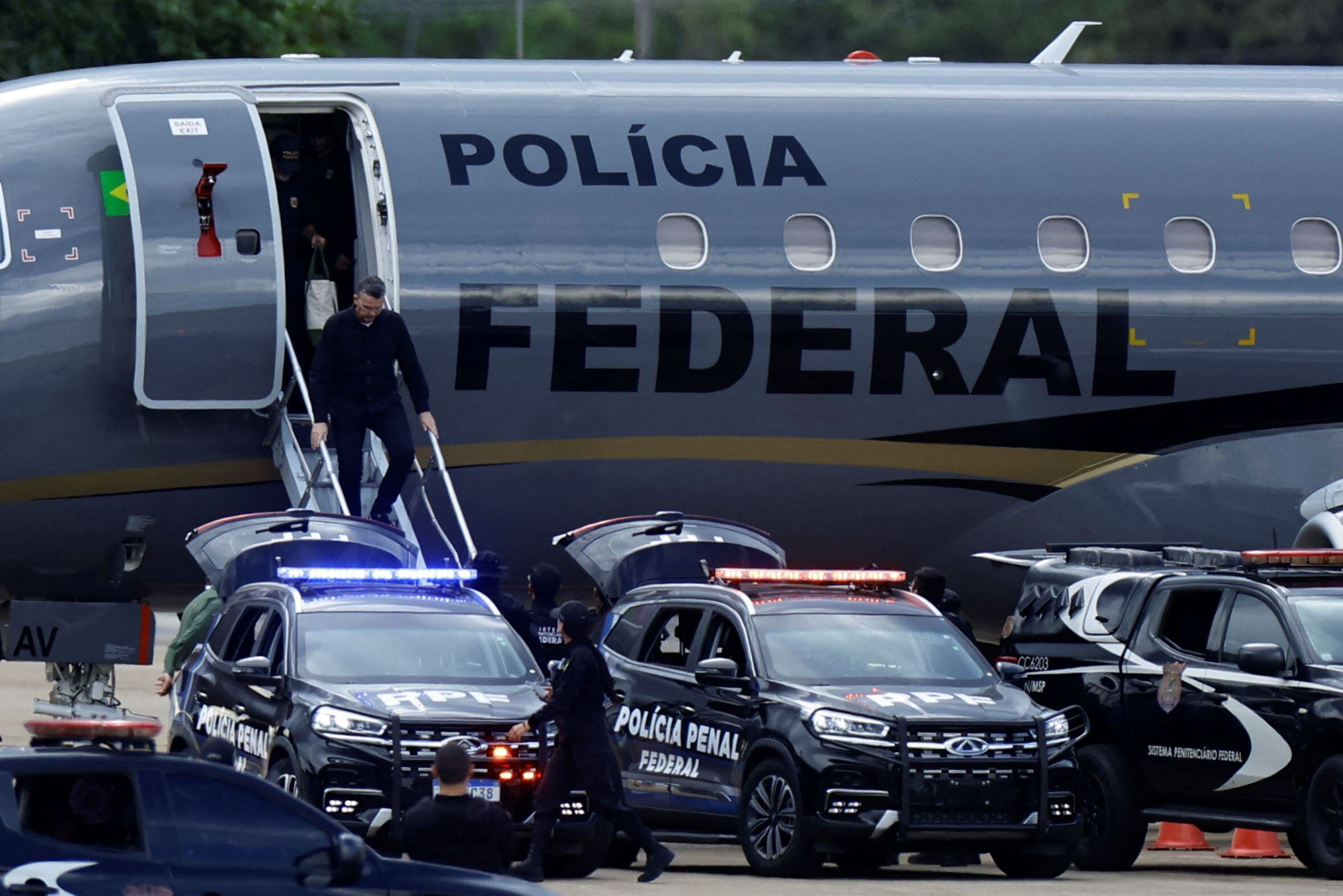 El ex jefe de policía de Río Rivaldo Barbosa, llega detenido a Brasilia para ingresar en una prisión de máxima seguridad esta semana. 