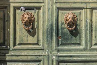 Una puerta con aldabas en forma de cabeza de león en Lecce.