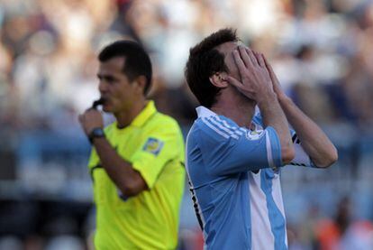 El árbitro pita el final del Argentina-Bolivia (1-1) mientras Lionel Messi se lamenta.
