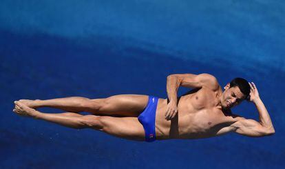 Javier Illana ejecuta un salto de las semifinales de tres metros.