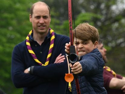 Guillermo de Inglaterra observa cómo su hijo mayor, el príncipe Jorge, tira con arco en la participación de toda la familia en The Big Help Out en la localidad británica de Slough.
