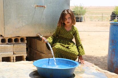 Maram se abastece de agua en uno de los asentamientos informales al norte de Siria, donde la escasez de agua, alimentos, saneamiento y otros servicios es una realidad.