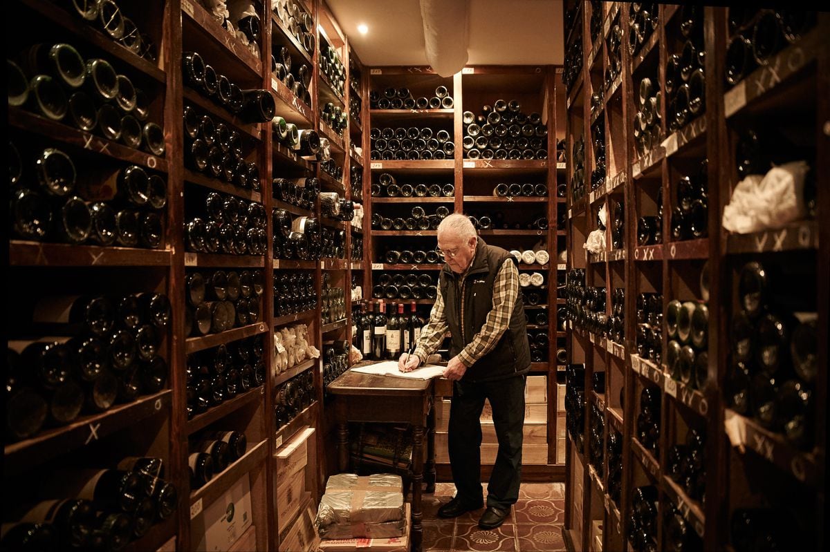 gráfico Fobia brazo Cuando la bodega es una cueva de tesoros: así se da forma a las mejores  colecciones de vinos del mundo | Gente | EL PAÍS