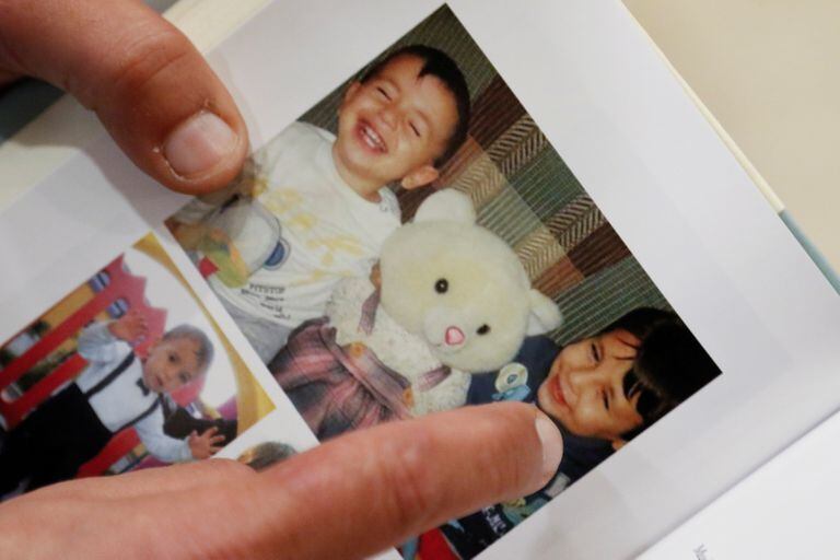 Abdulá Kurdi muestra una fotografía de sus hijos, Alan y Ghalib, muertos en el hundimiento de la barca en que viajaban el 2 de septiembre de 2015, durante una entrevista con 