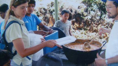 Cuando Sergio Godoy empezó a ir al basurero de Cobán se encontró con la desconfianza de los habitantes. Para acercarse a ellos llevó, primero, un balón de fútbol y unos panes y, luego, una olla en la que preparar una merienda para compartirla entre todos. Un "rito" que, una década después, aún sigue cumpliendo.