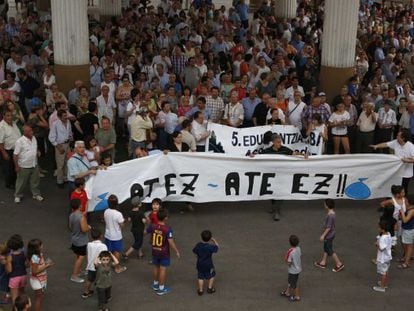 Momento de la manifestaci&oacute;n convocada este viernes en Ordizia contra el sistema de recogida de basuras puerta a puerta.