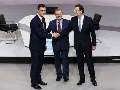 Mariano Rajoy, a la derecha, y Pedro Sánchez, a la izquierda, antes del debate televisivo del pasado lunes entre ambos candidatos a la presidencia del Gobierno.