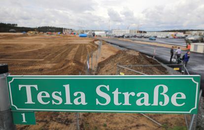 Un cartel que anuncia la calle de Tesla en el lugar que acogerá la planta del fabricante estadounidense en Berlín (Alemania).