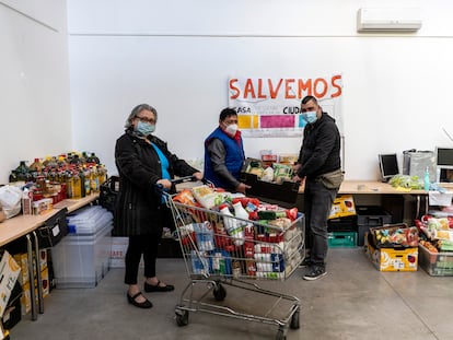 Sonia del Rio, Feliciano y Juan Rodriguez, del banco de alimentos de Casa de la Cultura de Chamberi.