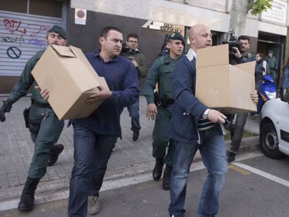 Nueve detenidos por presunta malversación en las obras AVE. La Guardia Civil registra las oficinas de Corsan en Barcelona.
