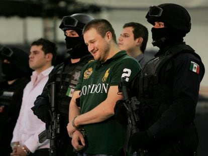 El narcotraficante Édgar Valdez Villarreal, alias 'La Barbie', es presentado en Ciudad de México tras su arresto en 2010.