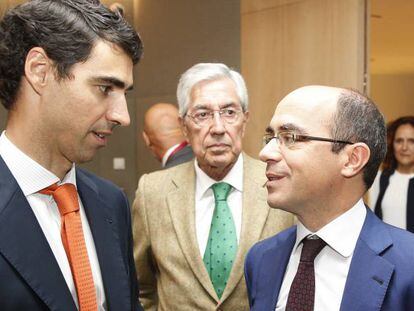 Jon Fernandez Barrena, consejero delegado de Altadis, y Felipe Martínez Rico, subsecretario de Hacienda y Función Pública.