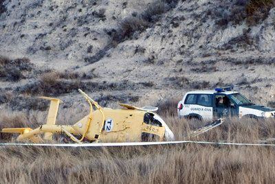 El helicóptero estrellado ayer en Teruel y que transportaba a siete brigadistas para combatir un incendio.