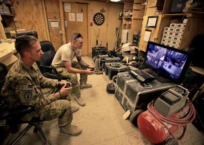 Miembros del equipo de desactivadores de Estados Unidos, durante un descanso en su base.