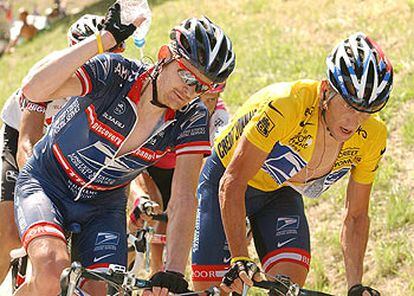 Landis, con Armstrong, subiendo La Croix Fry, en la 17ª etapa.