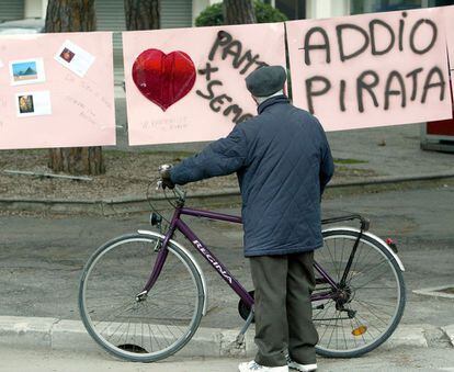 Un anciano observa unos carteles alusivos al fallecimiento Marco Pantani en Cesenatico, Italia.