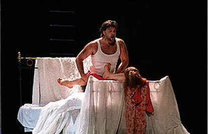 Christopher Ventris y Nadine Secunde, en una escena del segundo acto de <b></b><i>Lady Macbeth de Msensk.</i>