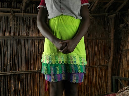 Nyawura Liey, de 19 años, en su casa en el campamento de POC de Bentui. "Pongo capa sobre capa de estas enaguas para poder ir a la escuela durante mi período".