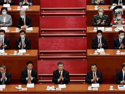 El presidente de China, Xi Jinping (centro), junto al primer ministro saliente, Li Keqiang (a su izquierda) y otros dirigentes de la cúpula de poder del país, durante la sesión inaugural de la Asamblea Popular Nacional, este domingo.