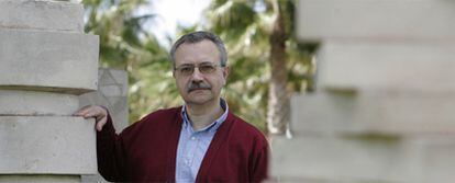 José Luis de la Granja, en el campus de la Universidad de Alicante, donde está impartiendo un curso sobre el nacionalismo vasco.