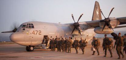 Soldados estadounidenses parten de la base de Morón (Sevilla).