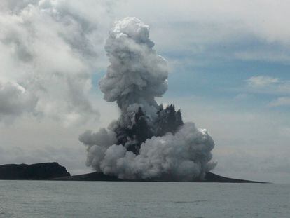 Erupción del volcán submarino Hunga Tonga-Hunga Ha'apai, en Tonga
16/01/2022