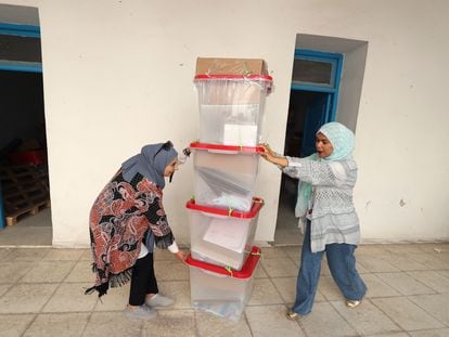 Empleadas de la autoridad electoral transportan urnas en la víspera del referéndum, este domingo en Túnez capital.