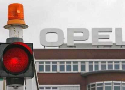 Un semáforo en rojo ante la planta de Opel en la ciudad alemana de Bochum.