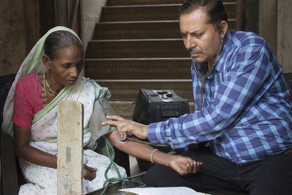 Cada semana, el equipo de SOS Mujer instala su dispensario médico ambulante en la ciudad de Radha Kund, a 15 kilómetros de Vrindavan. Fundada en 2009 y dirigida por la española Diana Ros, trabaja en esta ciudad proporcionando atención médica, jurídica y psicológica a 4.500 mujeres viudas. En su dispensario ofrecen, desde hace una década, una cobertura médica primaria y medicamentos gratuitos. En un solo día llegan a acudir más de un centenar de mujeres. Además, poseen otro centro de salud ambulante para acudir a zonas cercanas como Radakun, donde viven unas 1.500 viudas sin medios para desplazarse.