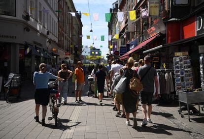 Viandantes en una calle de Copenhague.