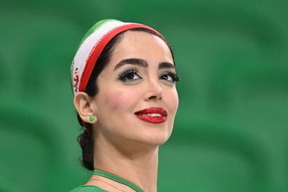 Una aficionada iraní espera el arranque del partido que enfrenta a su selección contra Estados Unidos.