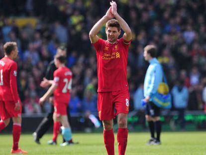 Gerrard aplaude a los aficionados del Liverpool desplazados al campo del Norwich.