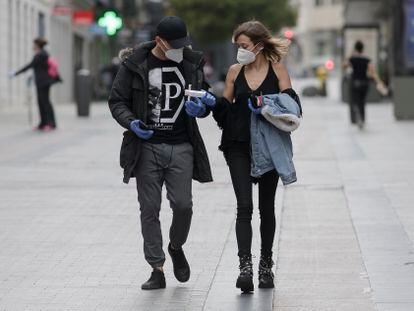Una pareja camina con una mascarilla por la capital en mayo de 2020.