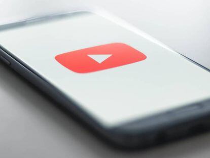 Smartphone con logo YouTube