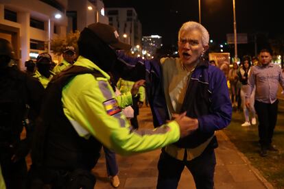 El jefe de Cancillería de la Misión en Ecuador, el ministro Roberto Canseco Martínez, forcejea con policías para intentar evitar que trasladen al exvicepresidente Jorge Glas.