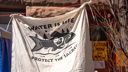 Una ocupación de población indígena en protesta de la falta de servicios sociales. En el cartel: "Agua es vida. Protege lo sagrado".