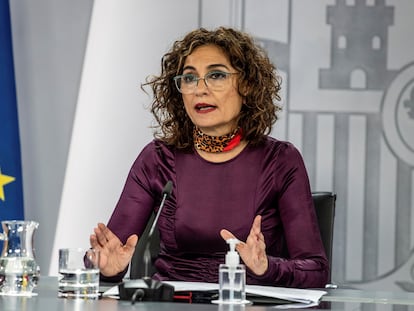 GRAF7217. MADRID, 10/11/2020.- La ministra de Hacienda y portavoz del Gobierno, María Jesús Montero durante la rueda de prensa tras el Consejo de Ministros celebrado en el Palacio de La Moncloa este martes. EFE/Rodrigo Jiménez
