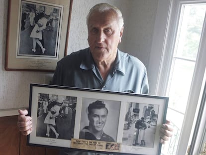 George Mendonsa posa junto a sus fotografías en su casa de Middletown.