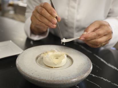 La cocinera Susi Díaz elabora un helado de espárragos con praliné de furtos secos y espuma de sal en su restaurante La Finca, en Elche.