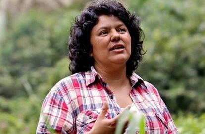 La ambientalista hondureña Berta Cáceres, que destacó en su activismo contra la privatización de los ríos y en contra de los proyectos de presas hidroeléctricas de inversores internacionales. Fue asesinada en Tegucigalpa en 2016.