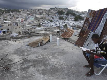 Emmanuel Wilkinton hace los deberes en una azotea de Delmas 2, Haití.
